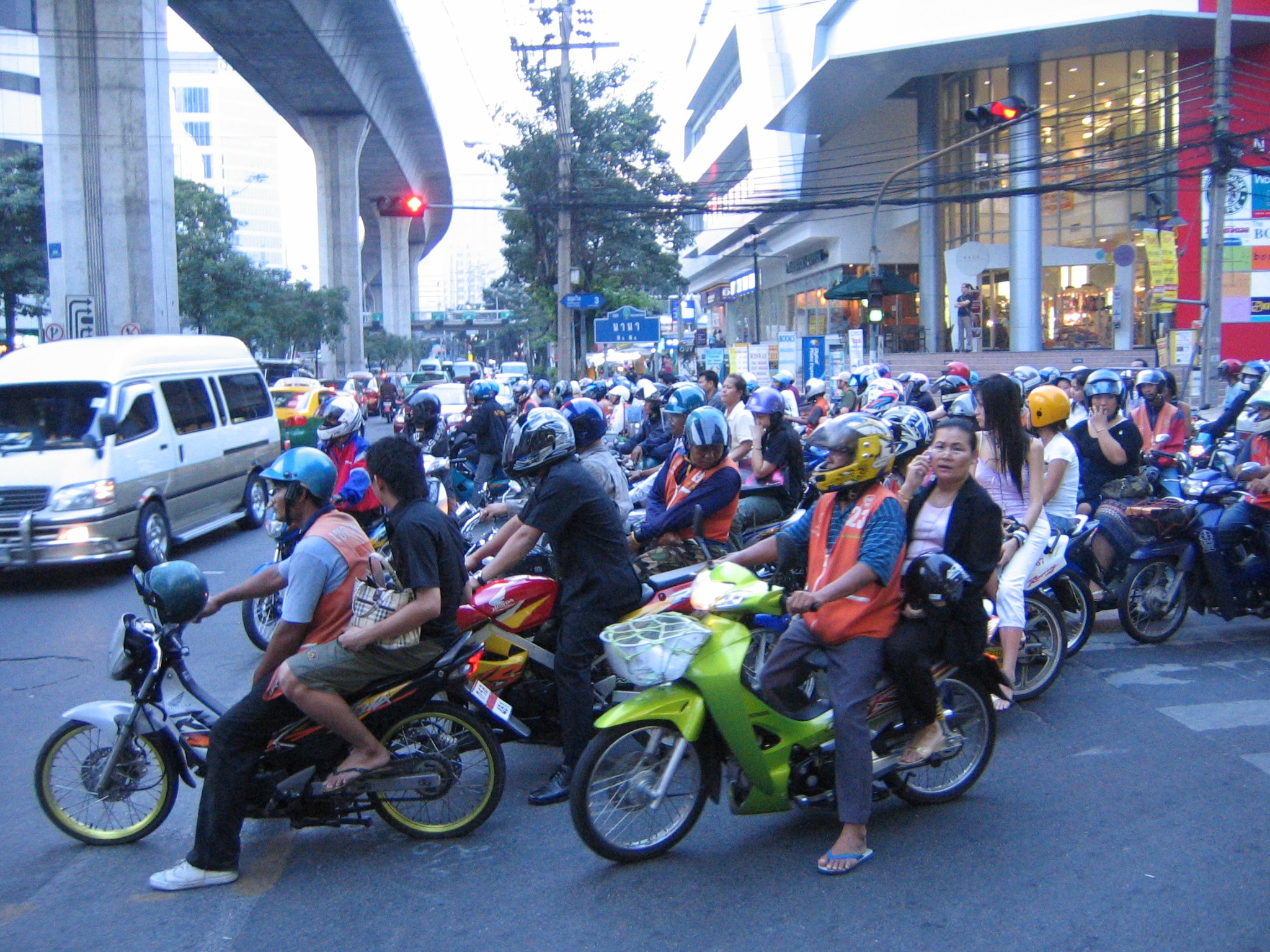 泰国小伙伴是怎么骑摩托车的？_搜狐汽车_搜狐网