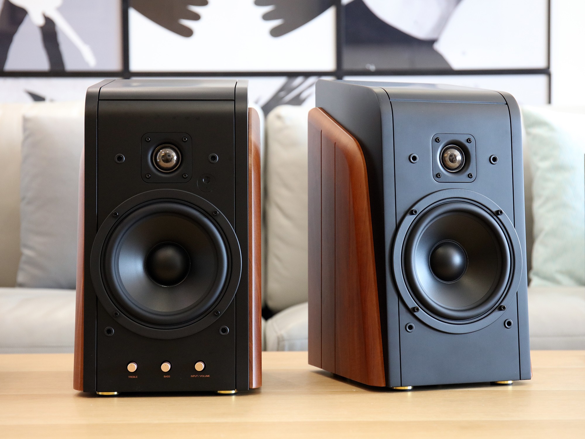 最近看朋友买了一台惠威的m300书架音箱声音还不错我也想买一台大家