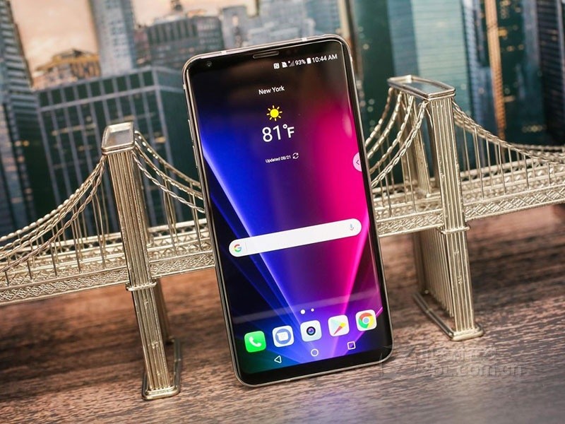 LG V40是后置三摄吗?