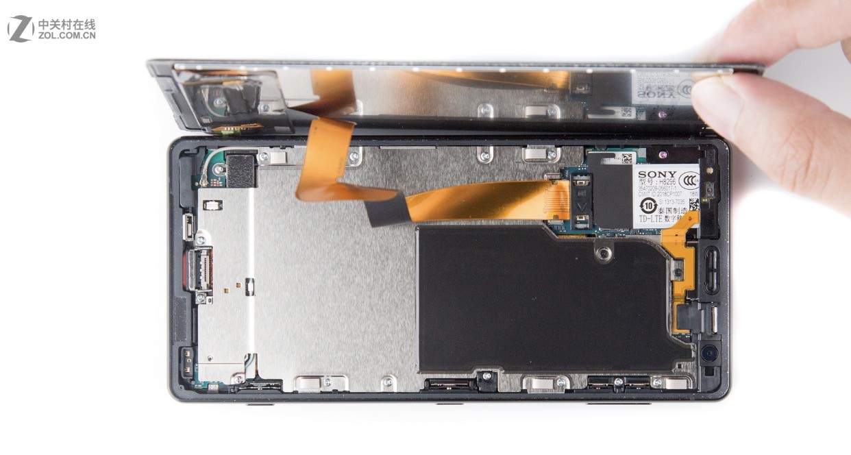 索尼XZ2掀开屏幕后是什么样子?