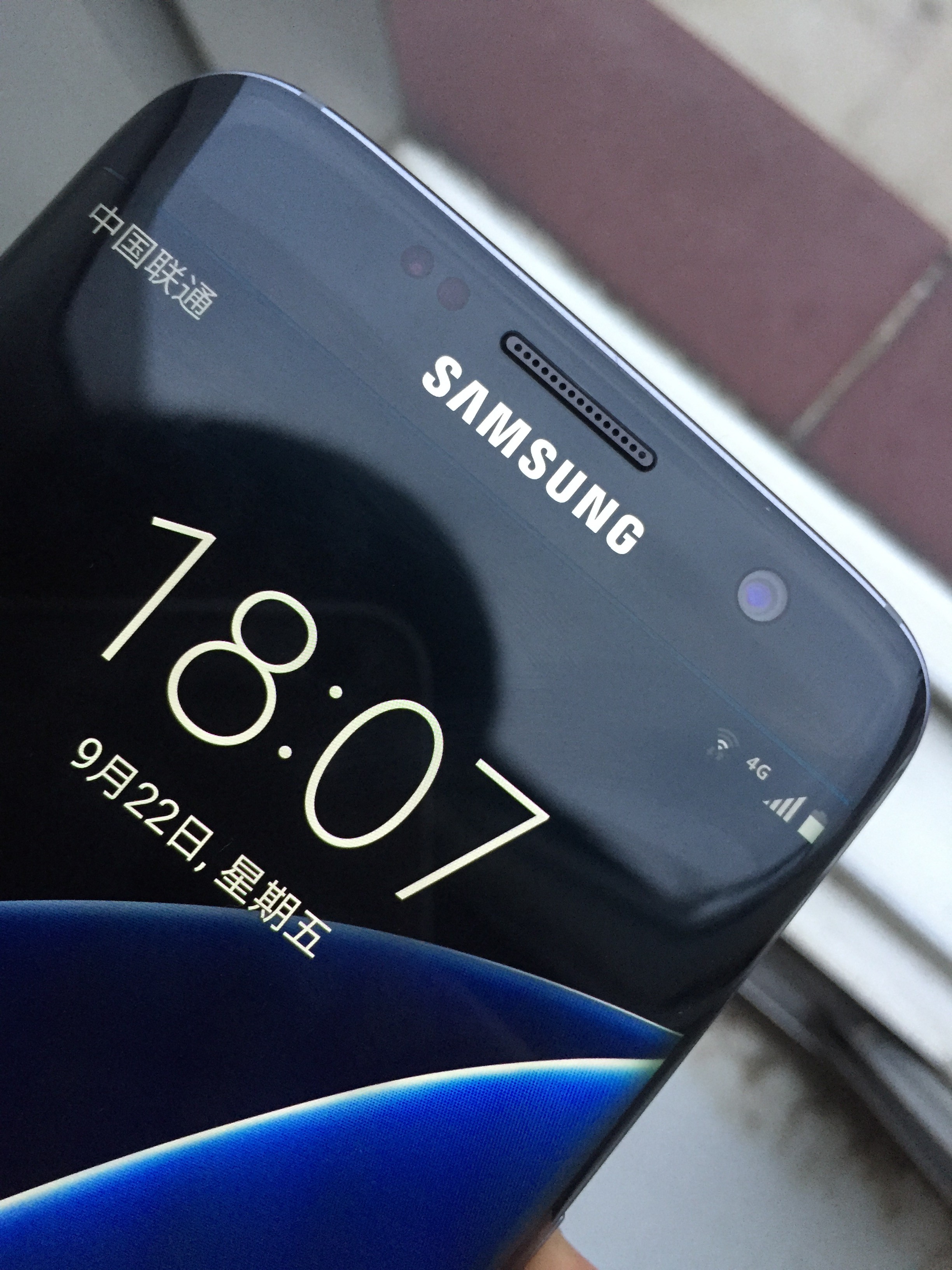 三星s7edge屏幕上面有一横纹 就三星logo下面那里 求解是什.