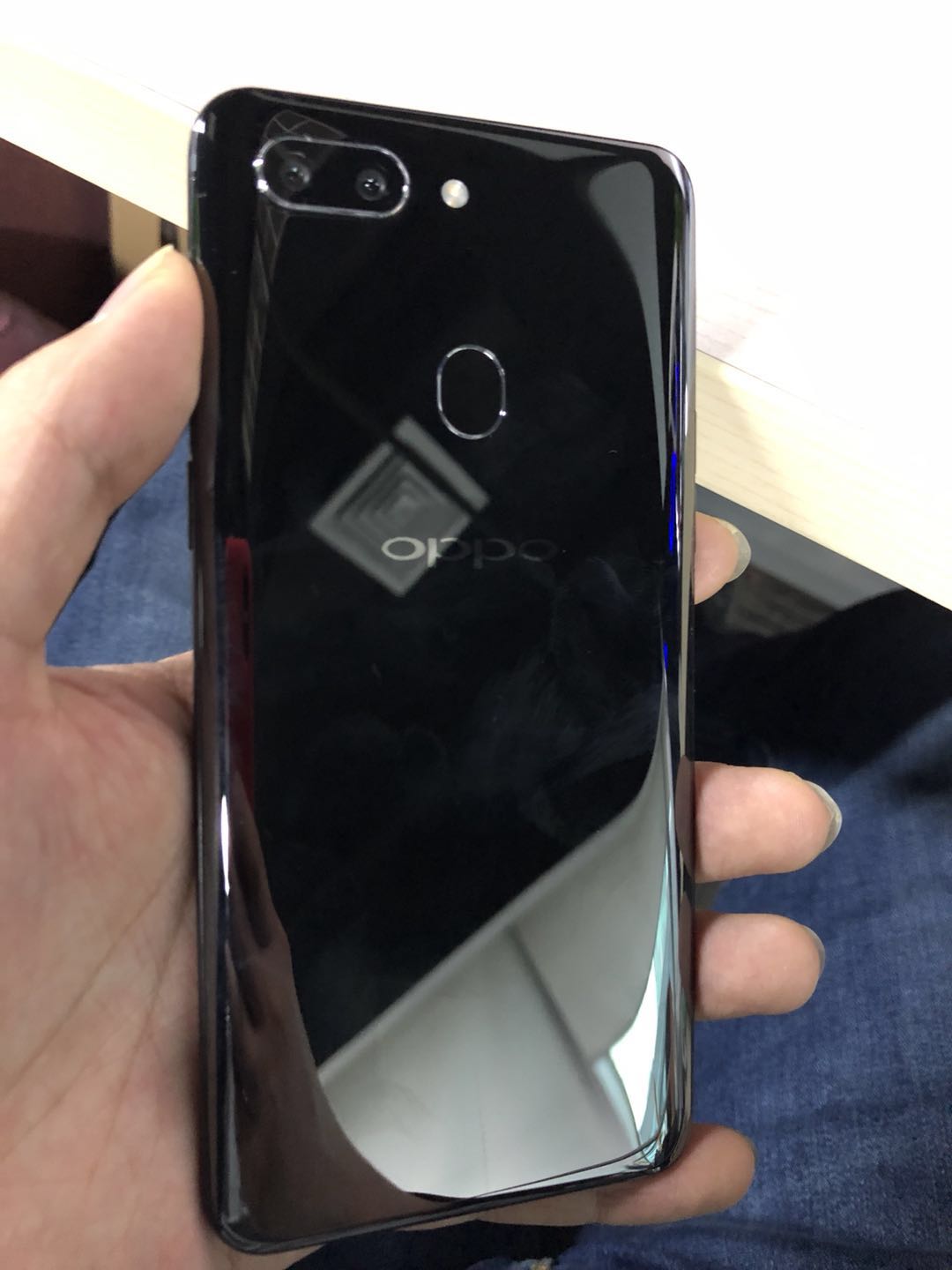 r15的梦境版陶瓷黑机身上是不是愿意残留指纹