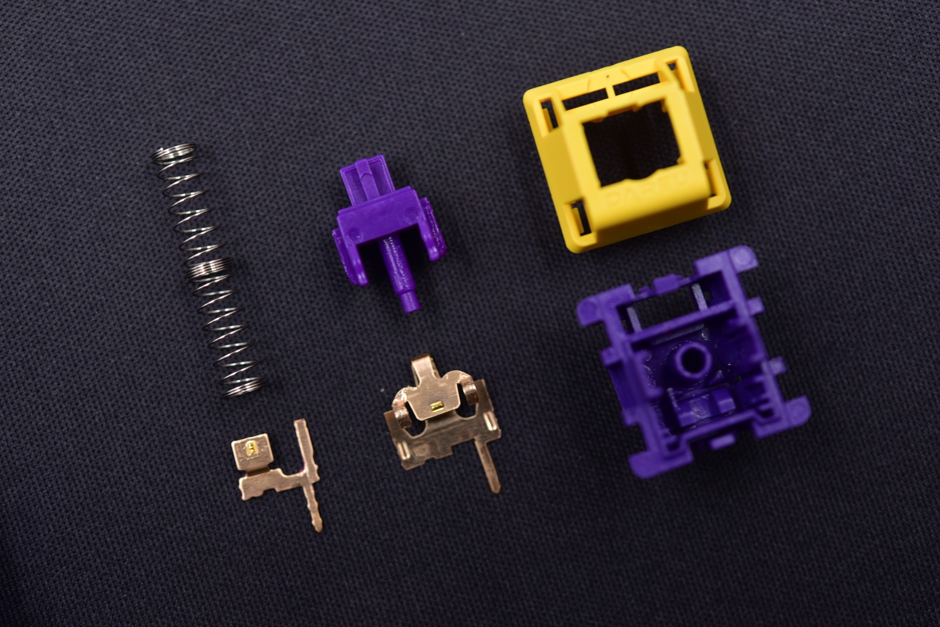 dareu全键插拔机械键盘紫金轴内部结构是怎样的