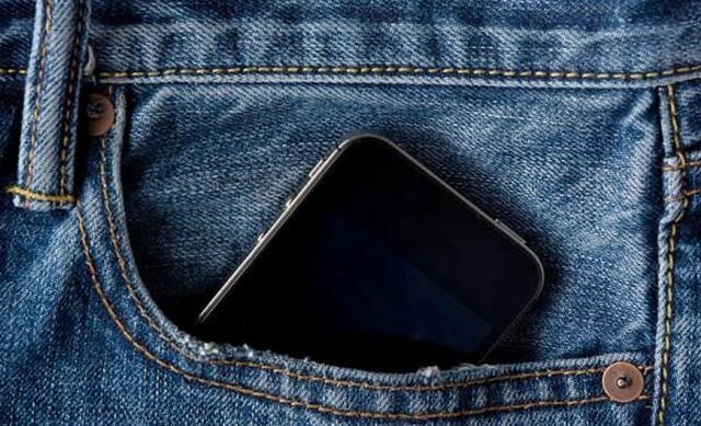 手机放在裤子口袋里,屏幕应该朝哪边?